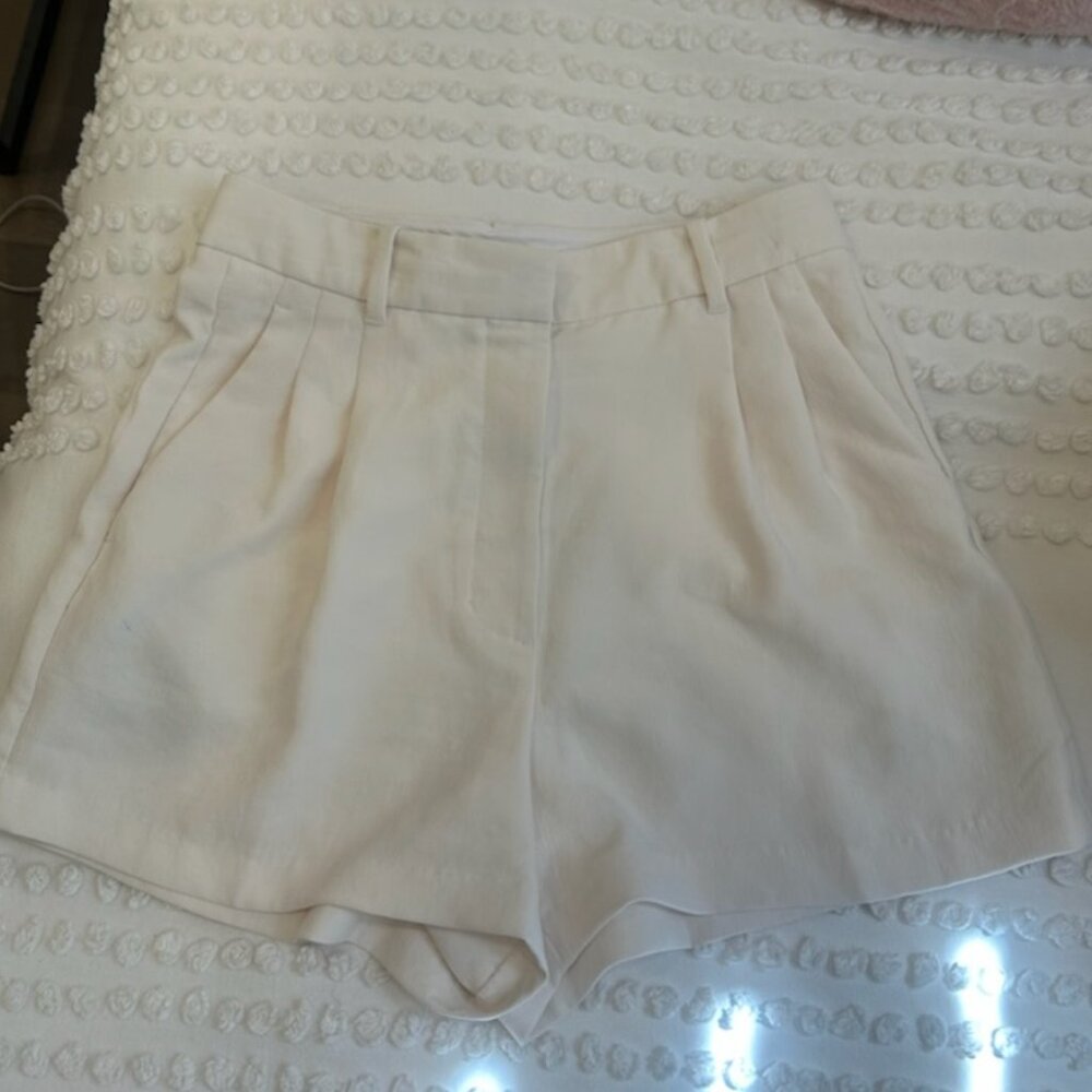 Aritzia Effortless Shorts Light Birch